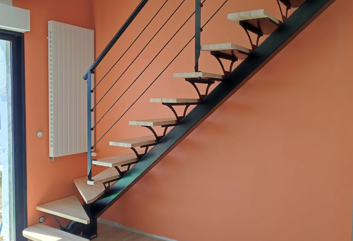 Réalisation d&rsquo;un escalier quart tournant métal et marches en bois à Orvault